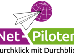 Logo des Projekts, Schriftzug mit Weltkugel und Papierflieger in den Farben grün und pink