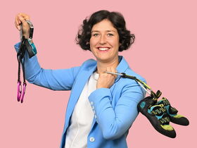 Portrait: Christina Kneißl mit Kletterausrüstung