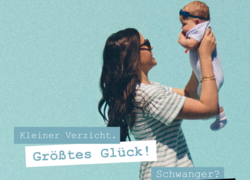 Mutter mit Kind auf dem Arm und Schriftzug Kleiner Verzicht. Größtes Glück! Schwanger? Null Promille!