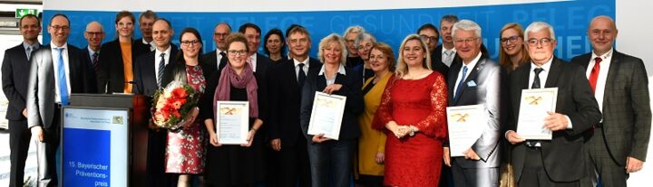 Gruppenfoto der Preisträgerinnen und Preisträger mit Gesundheitsministerin Melanie Huml