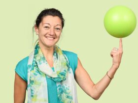 Portrait: Andrea Gugger-Diouf mit grünem Ball
