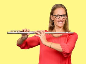 Portrait: Felicia Paese mit Querflöte