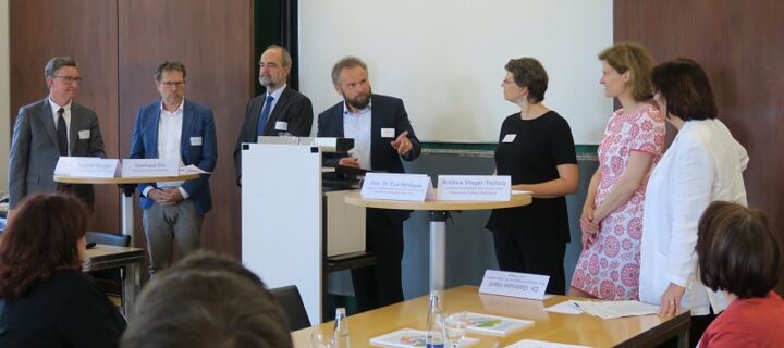 Die Teilnehmenden der Podiumsdiskussion