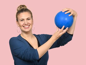 Portrait: Nadine Schmitt mit Ball
