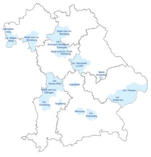 weiße Bayernkarte mit blauer Makierung der Partnerkommunen