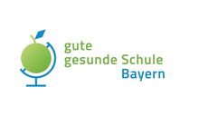 grüner Apfel un blauem Globus mit Schriftzug gute gesunde Schule Bayern in grün und blau