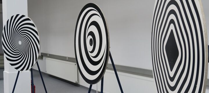 Drehscheiben Drei Drehscheiben mit verschiedenen schwarzen Linien und Mustern sind in einem Klassenzimmer zu sehen.