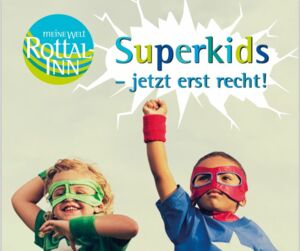 Kinder als Superhelden verkleidet mit Schriftzug und Logo des Landkreises Rottal-Inn