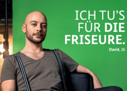 junger Mann mit Glatze und Schriftzug "Ich tu´s für die Friseure"