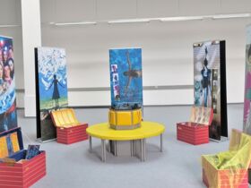 alternatives Ausstellungsformat mit flexiblen Roll-Ups