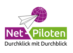 Logo des Projekts, Schriftzug mit Weltkugel und Papierflieger in den Farben grün und pink