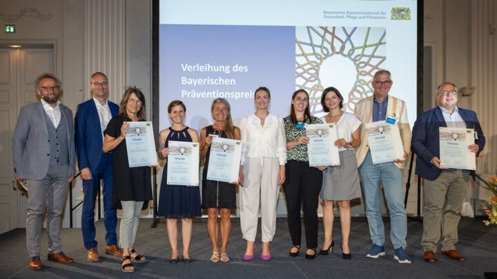 Gruppenbild der Vertreterinnen und Vertreter der sechs ausgezeichneten Projekte mit Frau Staatsministerin Gerlach auf der Bühne