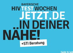 Schriftzug Bayerische HIV-Testwochen - Jetzt in deiner Nähe + STI-Beratung auf blauem Hintergrund, Mann sitz mit angewinkeltem Bein auf Barhocker