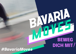 Schriftzug Bavaria Moves Beweg dich mit in den Farben blau, grün, dunkelblau, violett