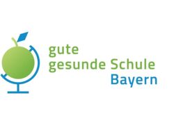 grüner Apfel un blauem Globus mit Schriftzug gute gesunde Schule Bayern in grün und blau