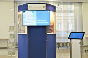 sechsseitiger Medienturm mit Flatscreen