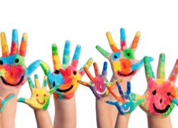 Bunt angemalte Hände von Kindern und Erwachsenen mit lächelnden Gesichtern auf den Handflächen