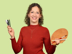 Portrait: Julia Roll mit Pinsel und Farbpalette