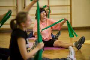 lachende Frau beim Sport auf Yogamatte