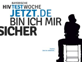 Schriftzug testjetzt und nachdenklicher Mann auf Stuhl