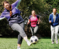 drei übergewichtige Mädchen spielen Fußball