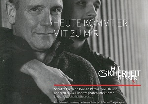 Postkartenmotiv  "Heute kommt er mit zu mir", Zwei Männer, die sich umarmen