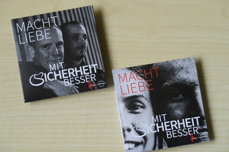 Kondom mit Umverpackung und Aufschrift "Macht Liebe mit Sicherheit besser"
