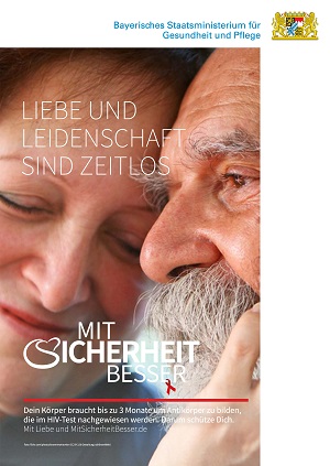 Postermotiv "Liebe und Leidenschaft sind zeitlos", ältere Frau und älterer Mann lehnen Köpfe aneinander