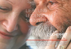 Postkartenmotiv "Liebe und Leidenschaft sind zeitlos", ältere Frau und älterer Mann lehnen Köpfe aneinander