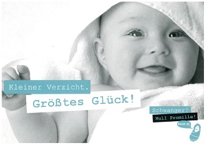 Postkarte mit Schriftzug "Kleiner Verzicht. Größtes Glück!" und Baby