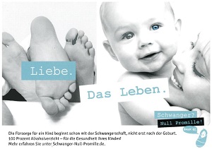 Postkarte mit Schriftzug "Liebe. Das Leben" mit Baby und Frau