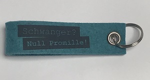 blauer Schlüsselanhänger aus Filz und Aufschrift "Schwanger? Null Promille!"